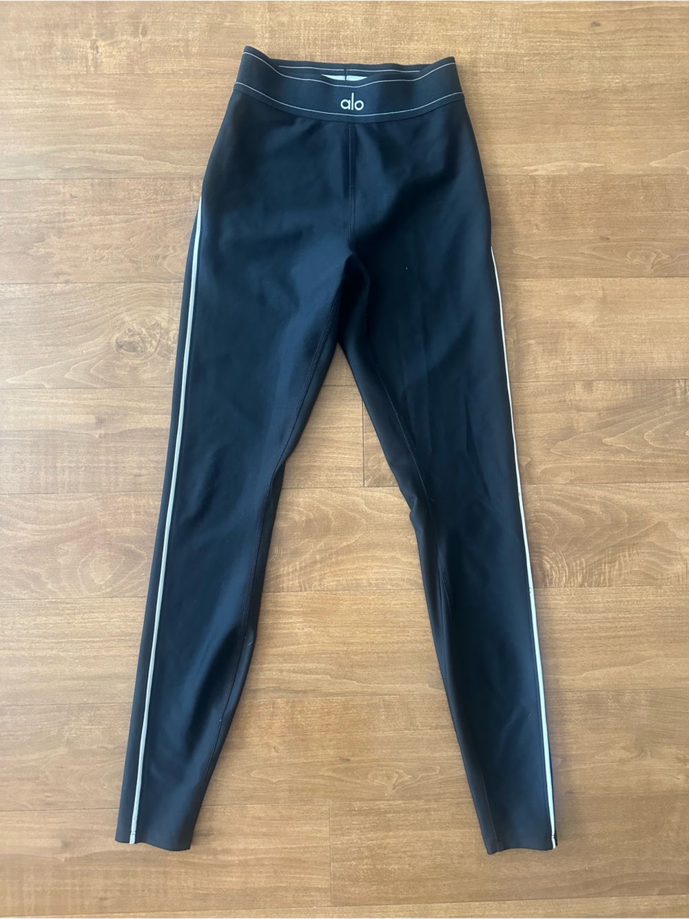 ALO Yoga Black Leggings and matching Sports Bra with White Side Piping - Picture 2 of 9